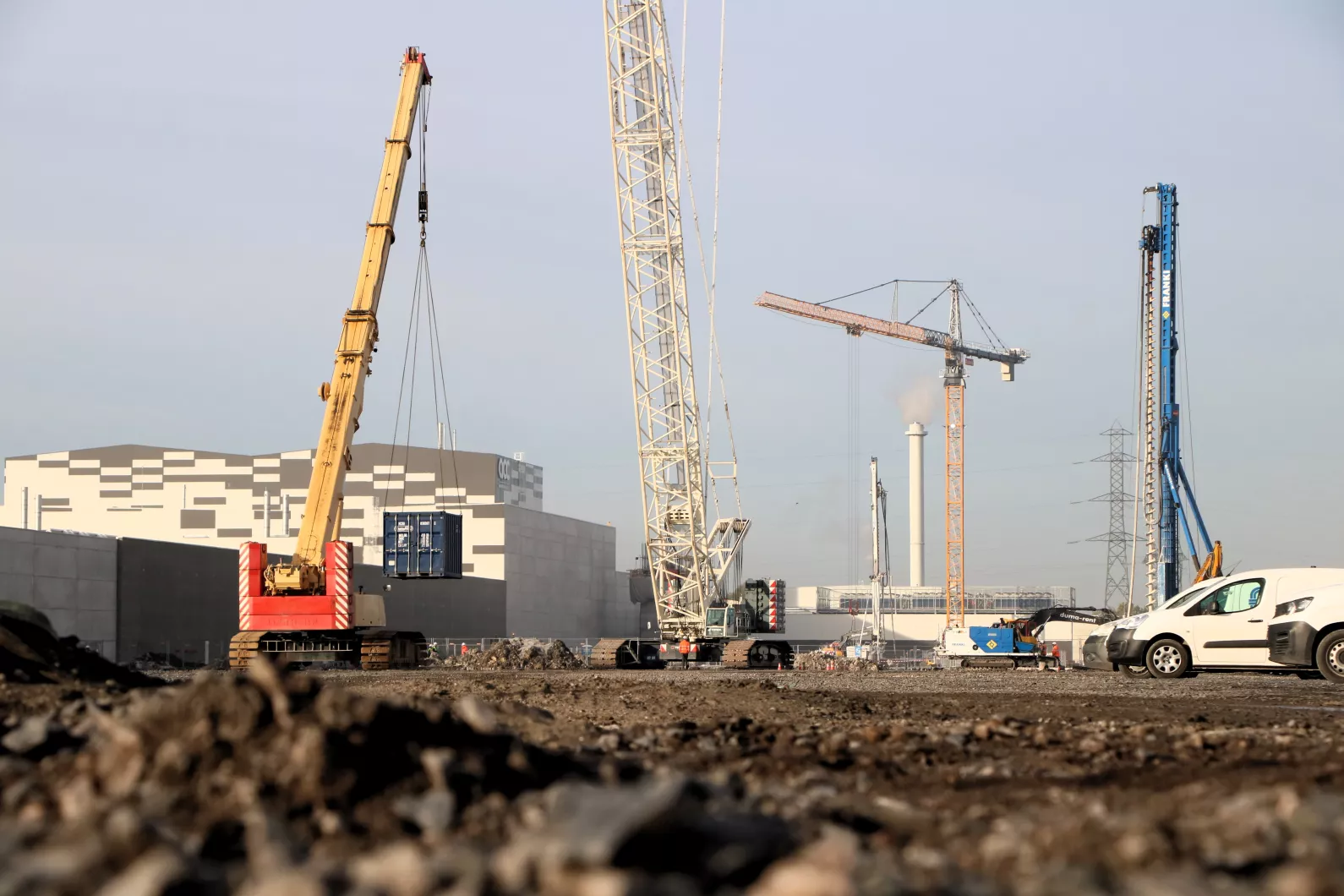 Les engins de chantier ont envahi la plateforme de construction du deuxième bloc de la Gigafactory ACC de Billy-Berclau.